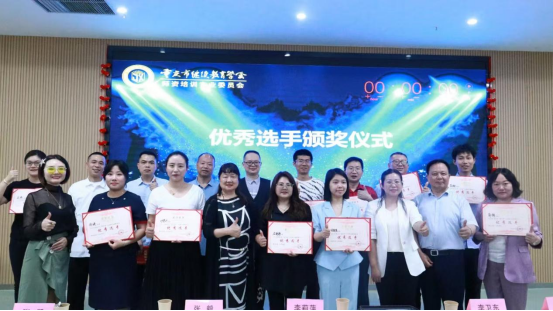 重慶市“AI+行業(yè)賦能”研修班圓滿收官，助力行業(yè)智能化升級(jí)——培養(yǎng)復(fù)合型人才，推動(dòng)數(shù)字經(jīng)濟(jì)與行業(yè)深度融合