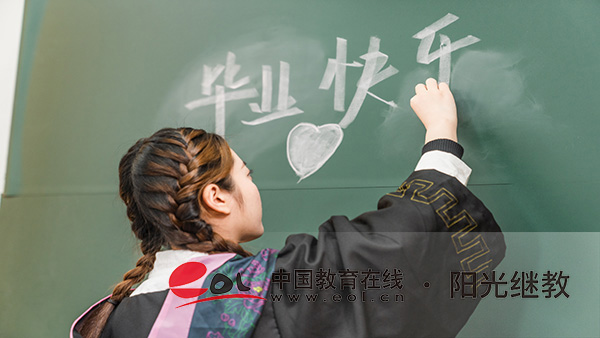 成人高考專(zhuān)升本應(yīng)該買(mǎi)什么復(fù)習(xí)資料？復(fù)習(xí)有哪些要注意的？