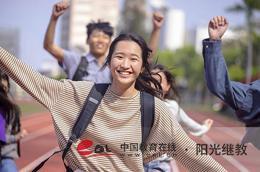 成人高考的考試嚴(yán)格嗎？有統(tǒng)一指定的復(fù)習(xí)教材嗎？