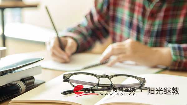 成人高考醫(yī)學(xué)考試難嗎？有什么專業(yè)可報(bào)考？