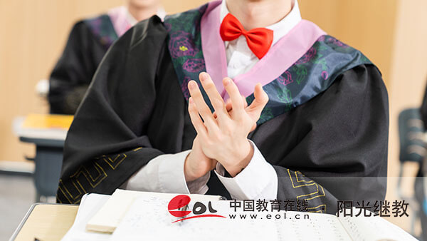 通過(guò)成人高考需要上學(xué)嗎？需要準(zhǔn)備哪些費(fèi)用？