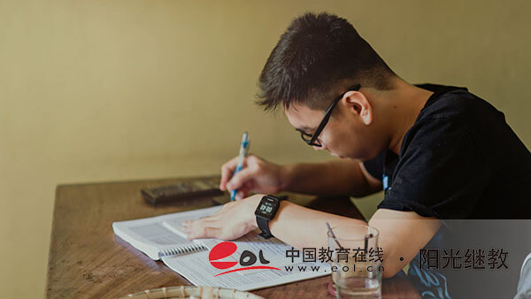 成人高考的教材在哪里購買？如何選擇專業(yè)？