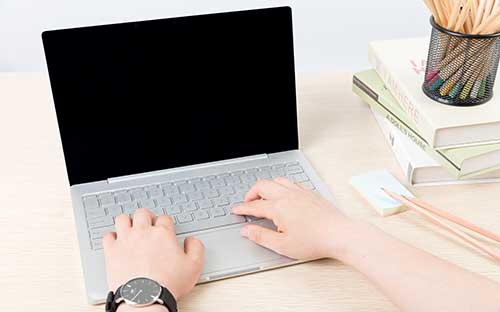 沒手藝怎么提升個(gè)人學(xué)歷？自考學(xué)習(xí)資源如何獲?。?/><span style=