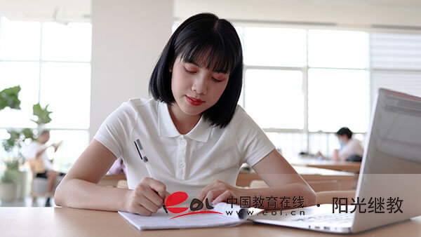 成人高考要什么學(xué)歷才能報(bào)名考試？需要哪些材料？