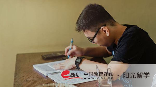報(bào)名讀濟(jì)南大學(xué)3加1國際本科班學(xué)費(fèi)多少錢一年